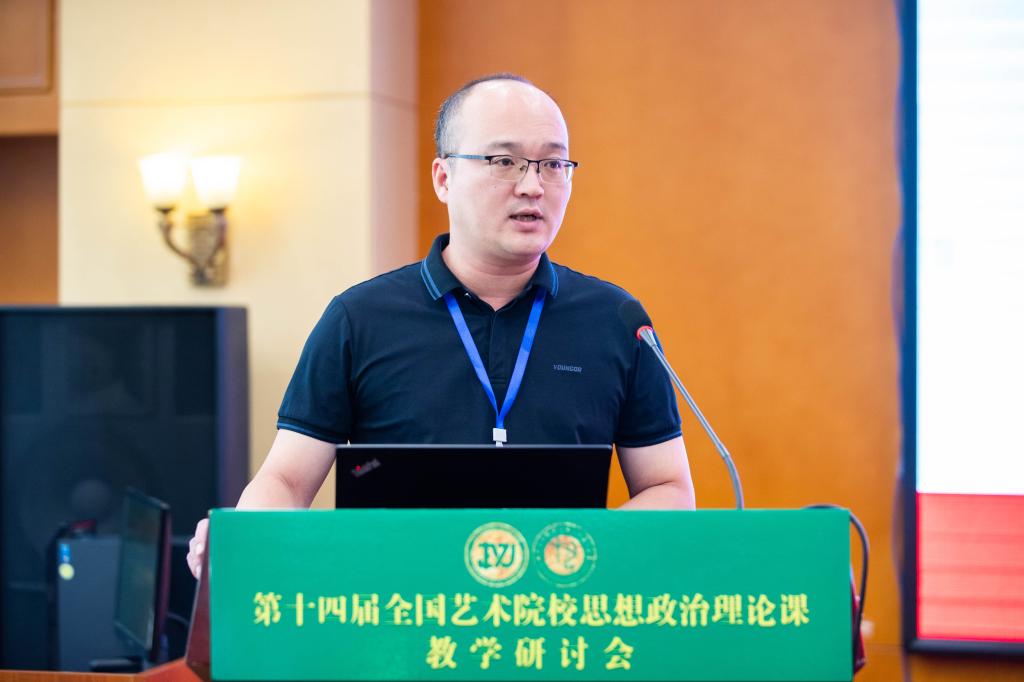 说明: 马院副经理蒋晓俊作专题发言